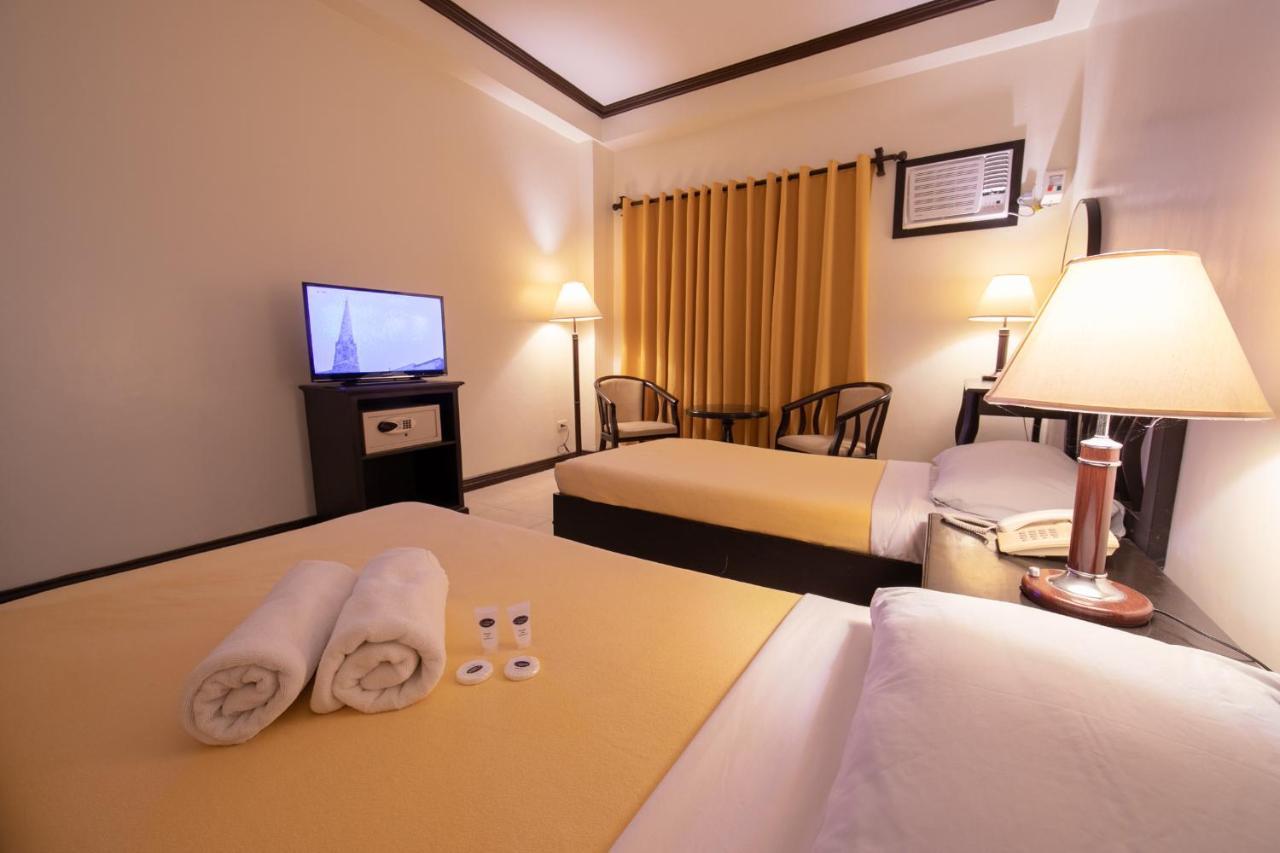 Rosvenil Hotel Таклобан Екстериор снимка
