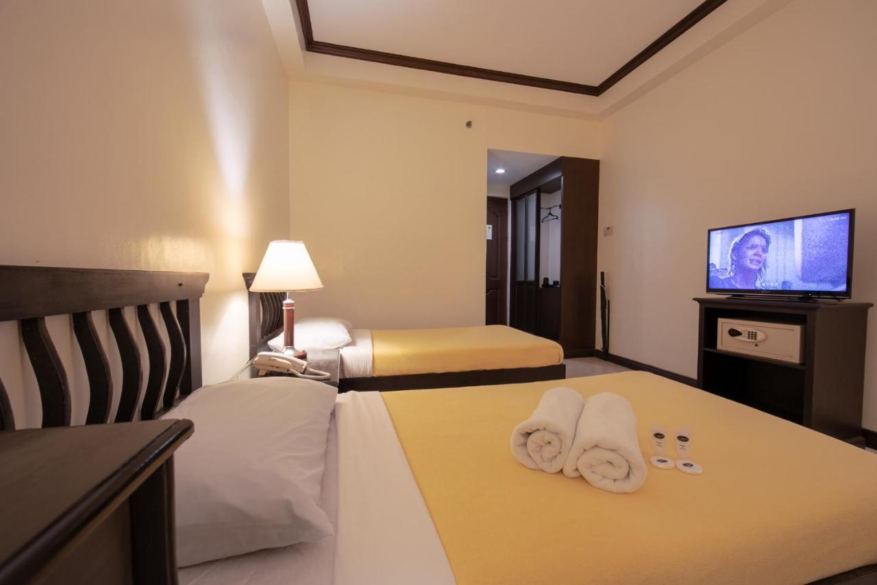 Rosvenil Hotel Таклобан Екстериор снимка