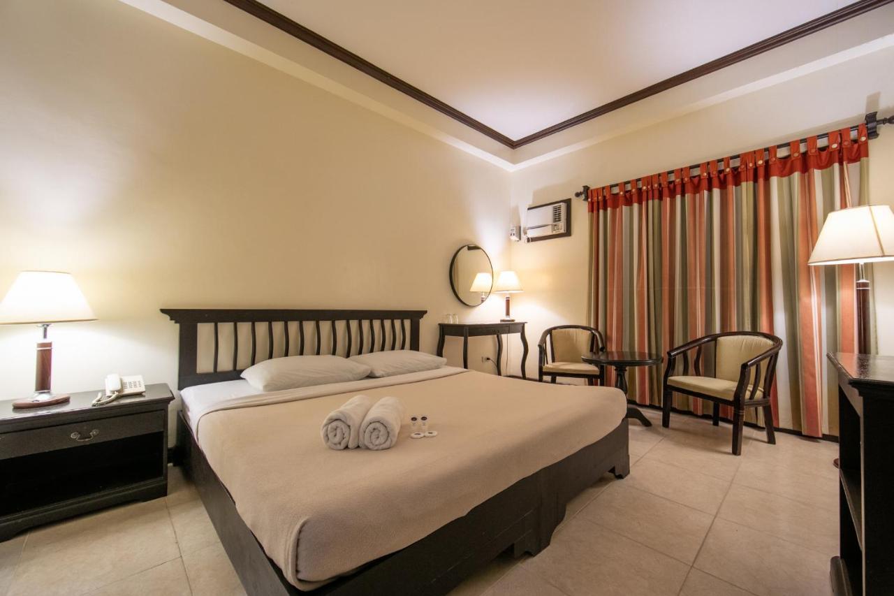 Rosvenil Hotel Таклобан Екстериор снимка