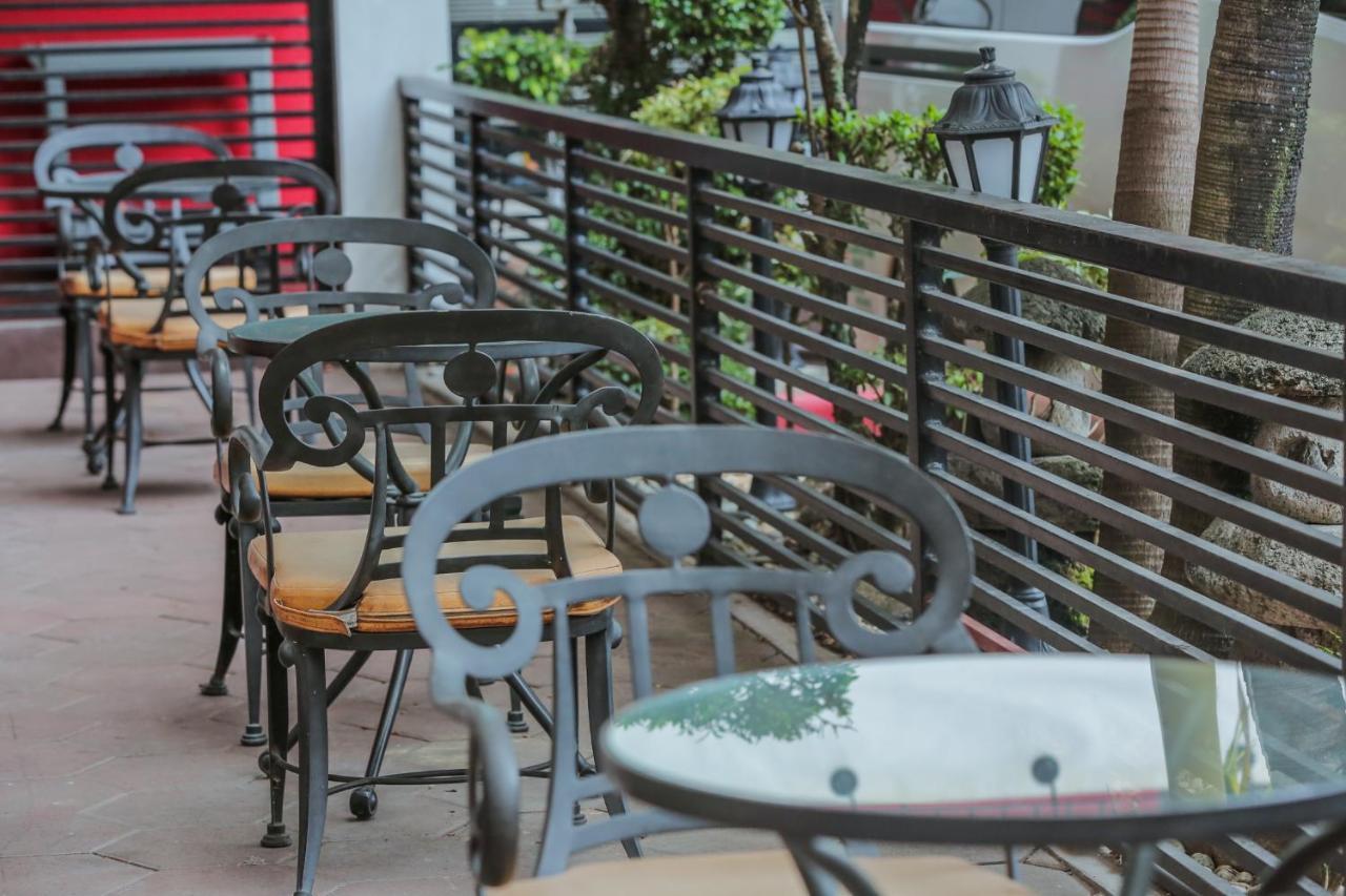 Rosvenil Hotel Таклобан Екстериор снимка