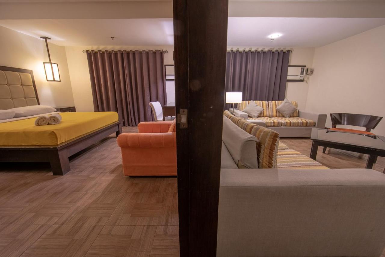 Rosvenil Hotel Таклобан Екстериор снимка