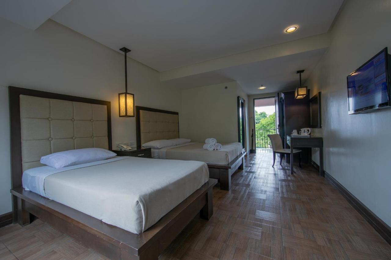 Rosvenil Hotel Таклобан Екстериор снимка